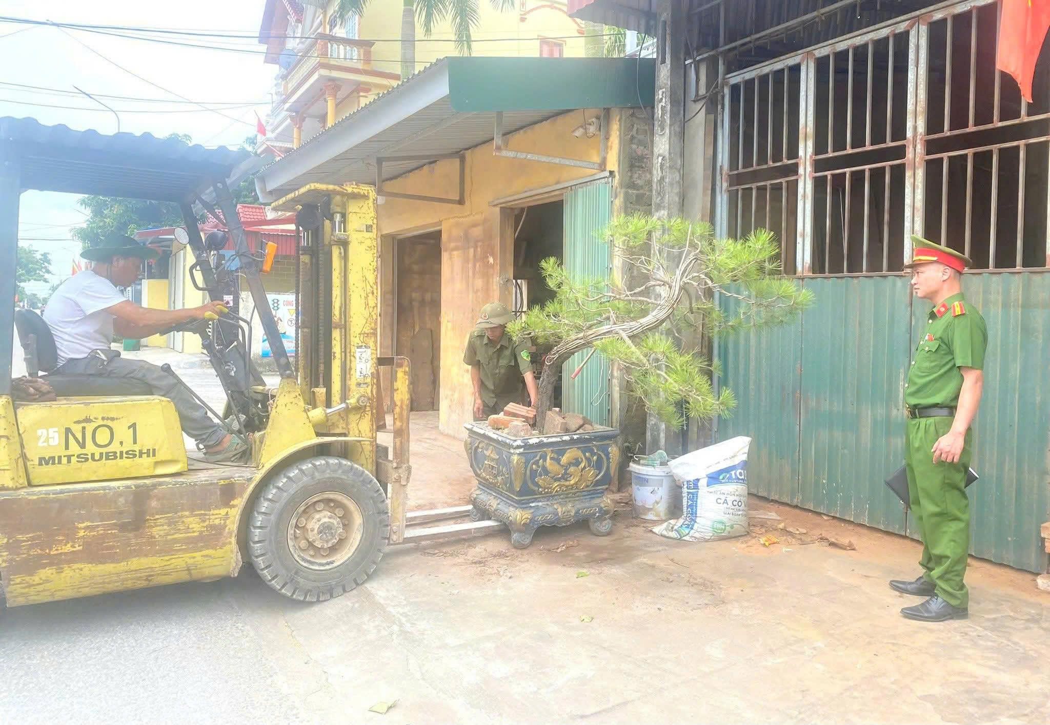 Công an xã Tân Kỳ tăng cường bảo đảm trật tự an toàn giao thông trên địa bàn